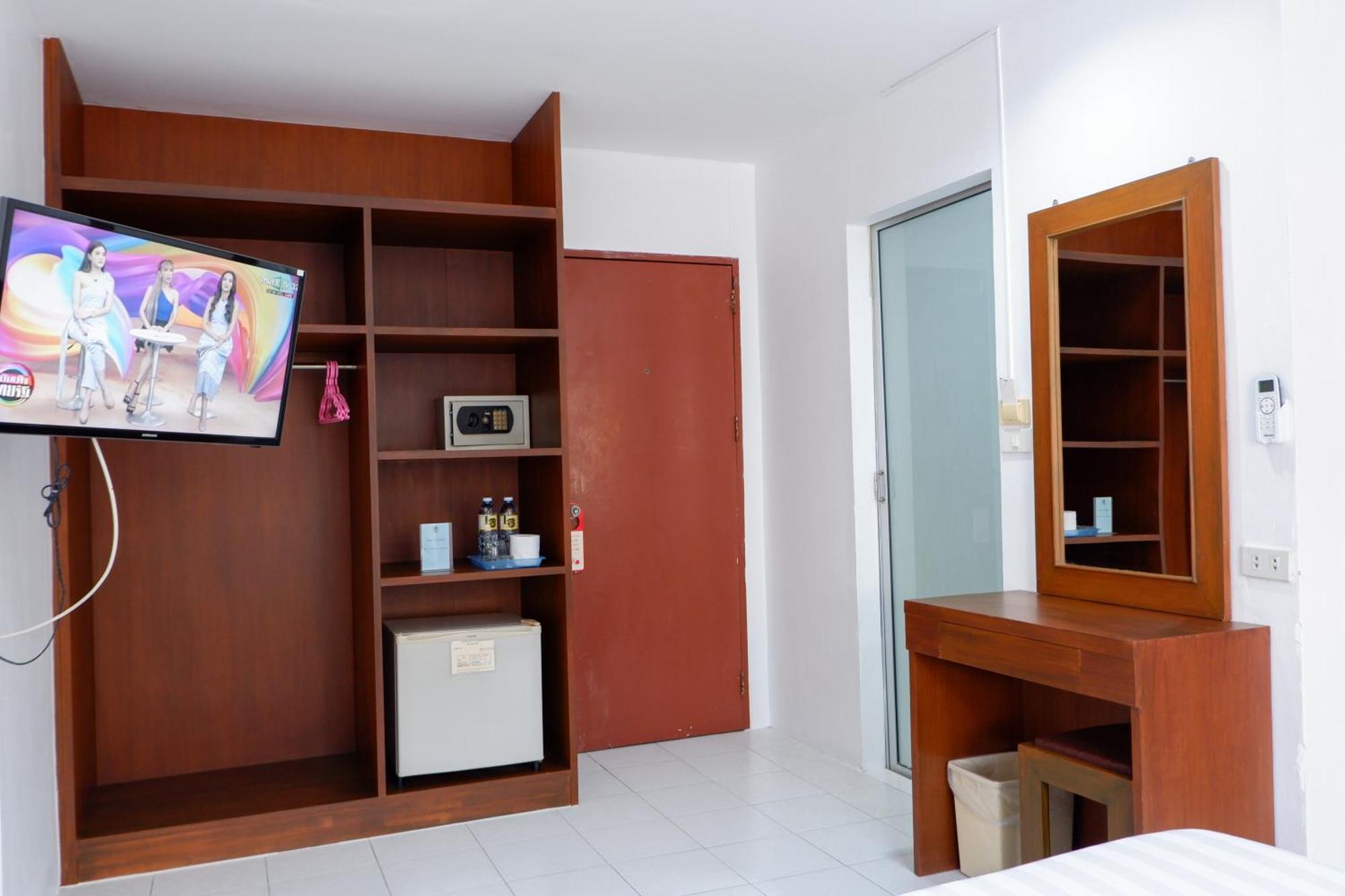 18 Coins Budget Hotel Паттайя Экстерьер фото