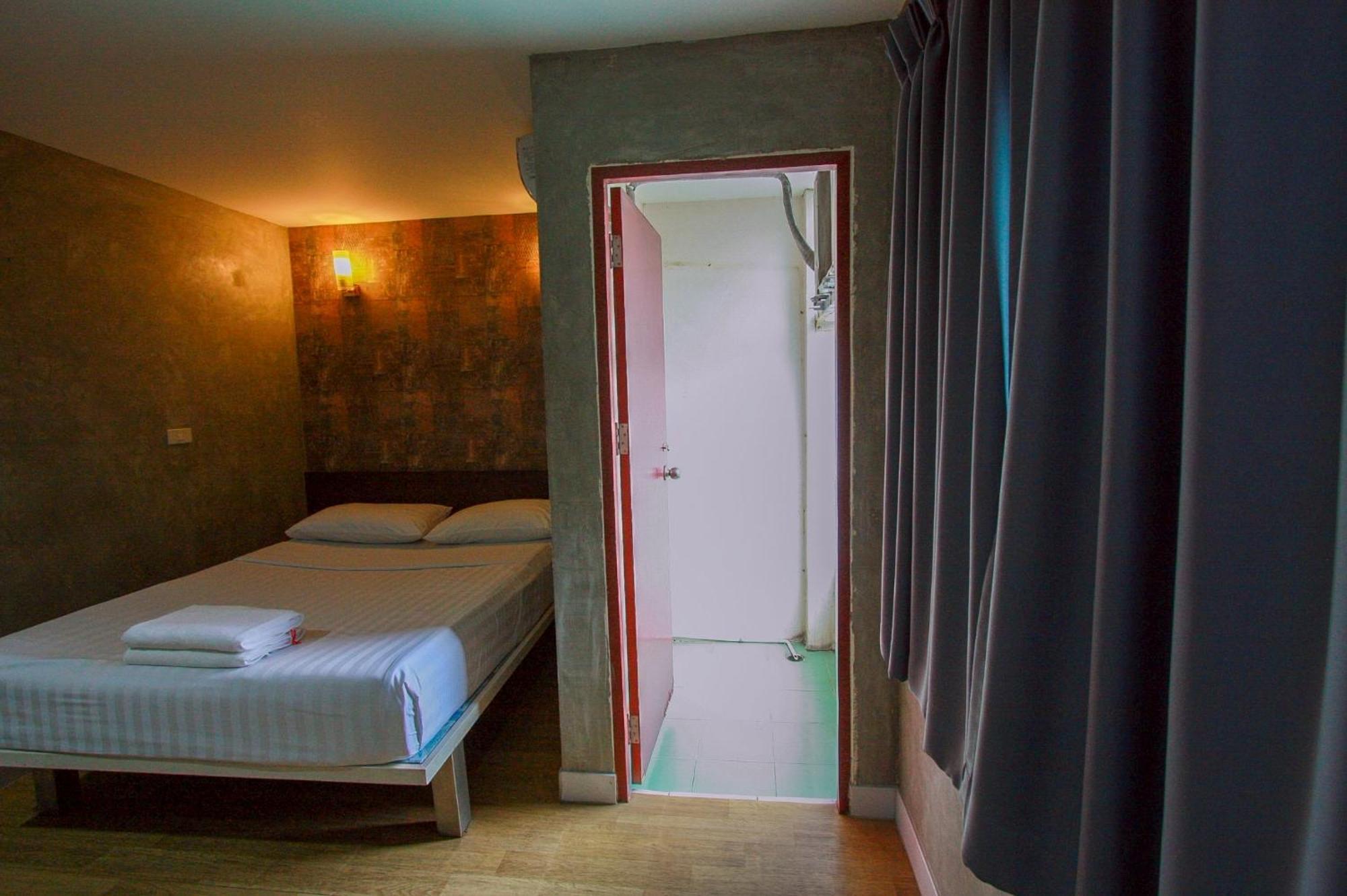 18 Coins Budget Hotel Паттайя Номер фото